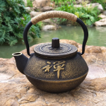 Retro gietijzeren theepot met filter van 300 ml — Groot goudkleurig motief op brons