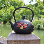 Retro gietijzeren theepot met filter van 300 ml — Rode en gouden bloemen