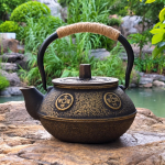 Retro gietijzeren theepot met filter van 300 ml — Twee gouden motieven