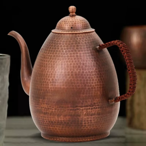 Retro koperen theepot met hamerslag