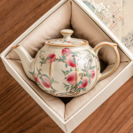 Ru-theepot met negen perziken