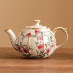 Ru-theepot met negen perziken