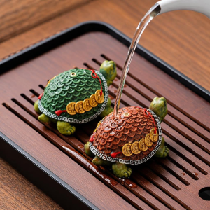 Schildpad tea pet van hars met geluksmotief