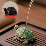 Schildpad tea pet van hars met geluksmotief — Donkergroen
