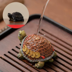 Schildpad tea pet van hars met geluksmotief — Koperbruin