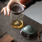 Schildpad theefilter van aardewerk