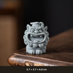 Stenen beelden van Chinese beschermleeuwen — Open bek