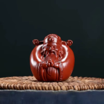 Tea pet god van het geluk in Yixing-klei