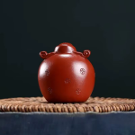 Tea pet god van het geluk in Yixing-klei
