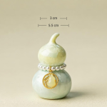 Tea pet in kalebasvorm met kristalglazuur — Licht geelgroen, gouden hanger, 3 × 5,5 cm