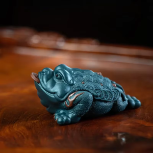 Tea pet in padvorm van paarse klei, handgemaakt