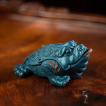 Tea pet in padvorm van paarse klei, handgemaakt