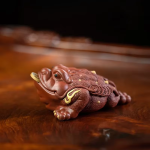 Tea pet in padvorm van paarse klei, handgemaakt