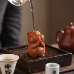 Tea pet kat in vijf houdingen