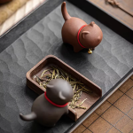 Tea pet kat met gouden belletje