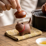 Tea pet kat met gouden belletje