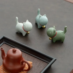 Tea pet kat van keramiek met rode halsband
