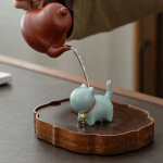 Tea pet kat van keramiek met rode halsband