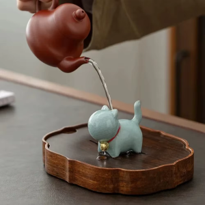 Tea pet kat van keramiek met rode halsband