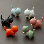 Tea pet kat van keramiek met rode halsband