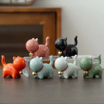 Tea pet kat van keramiek met rode halsband
