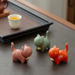 Tea pet kat van keramiek met rode halsband