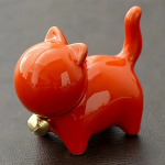 Tea pet kat van keramiek met rode halsband — Feloranje