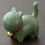 Tea pet kat van keramiek met rode halsband — Groen