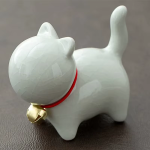Tea pet kat van keramiek met rode halsband — Wit