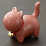 Tea pet kat van keramiek met rode halsband — Zalmroze