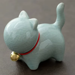 Tea pet kat van keramiek met rode halsband — Zeer licht blauwgrijs