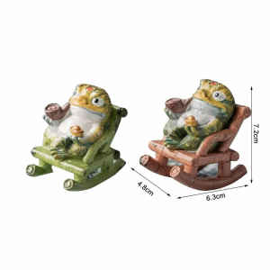 Tea pet kikker in een schommelstoel
