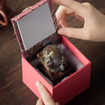 Tea pet kikker in een schommelstoel