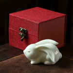 Tea pet konijn van keramiek, mat of glanzend — Liggend glanzend met cadeauverpakking