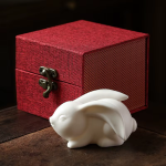 Tea pet konijn van keramiek, mat of glanzend — Liggend mat met cadeauverpakking