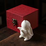 Tea pet konijn van keramiek, mat of glanzend — Zittend mat met cadeauverpakking