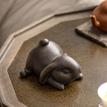 Tea pet konijn van paarse klei