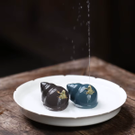 Tea pet met kikker en slak van paarse klei