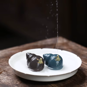 Tea pet met kikker en slak van paarse klei