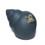 Tea pet met kikker en slak van paarse klei