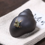 Tea pet met kikker en slak van paarse klei — Antraciet