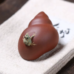 Tea pet met kikker en slak van paarse klei — Baksteenrood