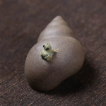 Tea pet met kikker en slak van paarse klei — Licht taupe