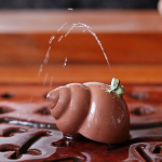 Tea pet met kikker en spiraal van paarse klei