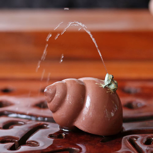 Tea pet met kikker en spiraal van paarse klei