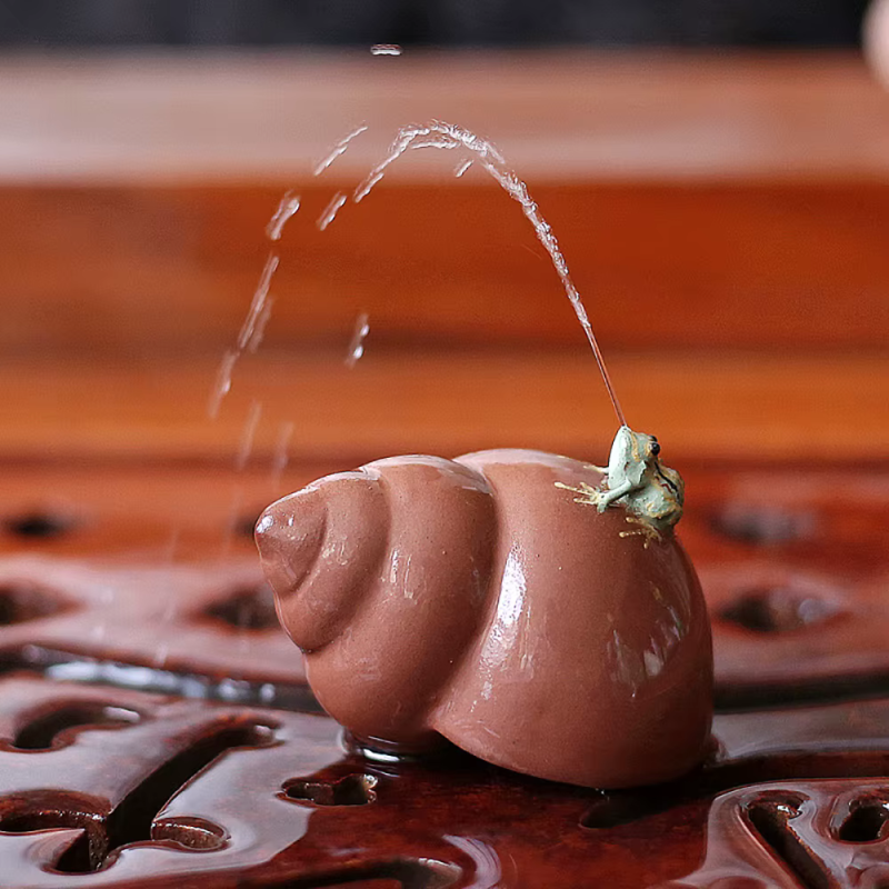 Tea pet met kikker en spiraal van paarse klei