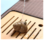 Tea pet met kikker en spiraal van paarse klei