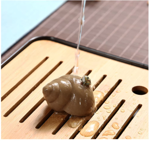 Tea pet met kikker en spiraal van paarse klei