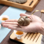 Tea pet met kikker en spiraal van paarse klei