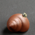 Tea pet met kikker en spiraal van paarse klei